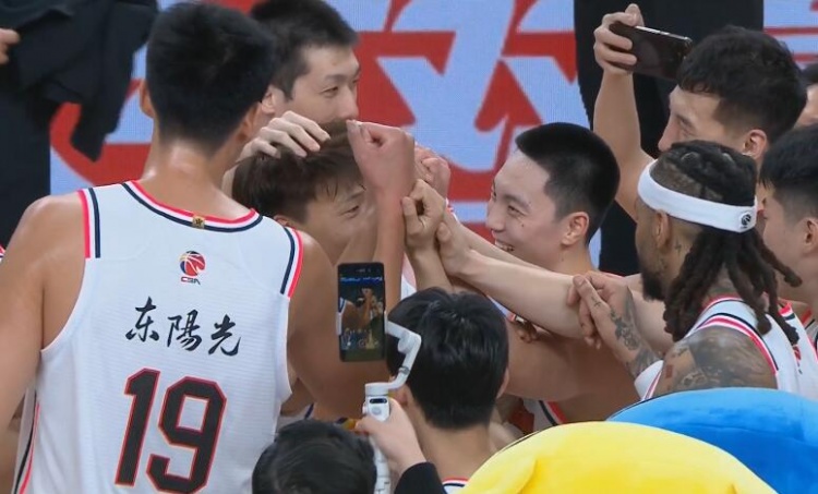  泪目！赛后广东队将赵睿围在中间碰拳